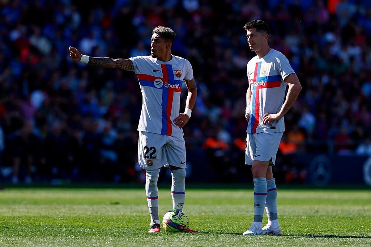 Raphina y Lewandowski sobre el terreno de juego.