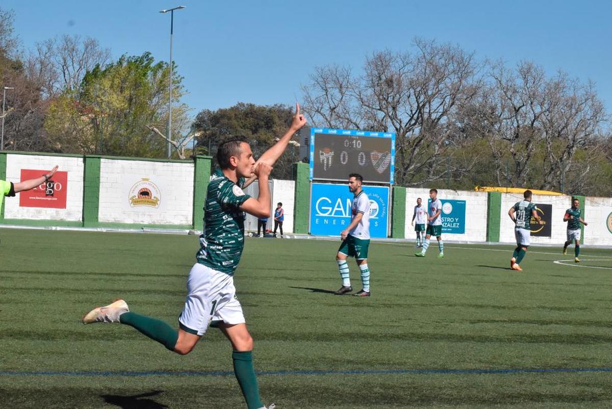 Garban, autor de los dos goles, celebra uno de los tantos dedicándoselo a su familia.