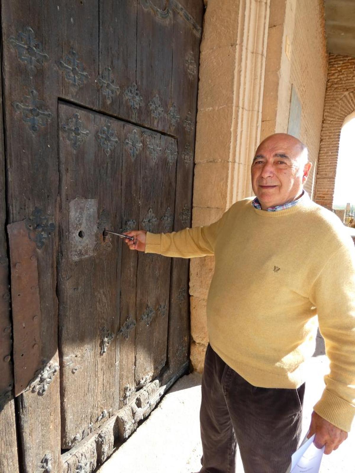 Emi Coria Sánchez cierra la puerta de la iglesia parroquial de San Martín de Villaflores.