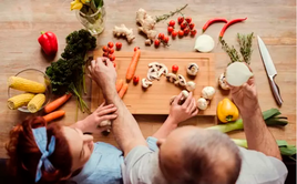 Una pareja cocina comida vegana