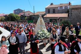 La Virgen llega a la ermita portada, entre otras, por las quintas.