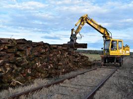 La retirada de vías sigue adelante en el tramo entre Alba de Tormes y Guijuelo. fotos:eñe