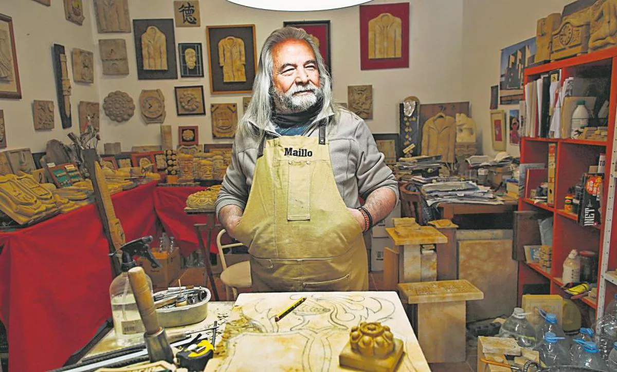 Tomás Maíllo, delante de la mesa de su taller en el que trabaja la piedra de Villamayor y rodeado de una buena parte de sus obras