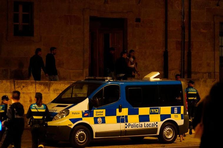 Un conductor se niega a ‘soplar’ tras ser pillado en su coche con seis personas a bordo