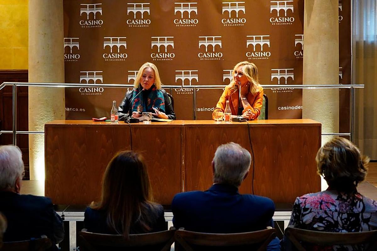 Presentación del libro de la escritora Marta Robles,  en el Casino de Salamanca. LAYA