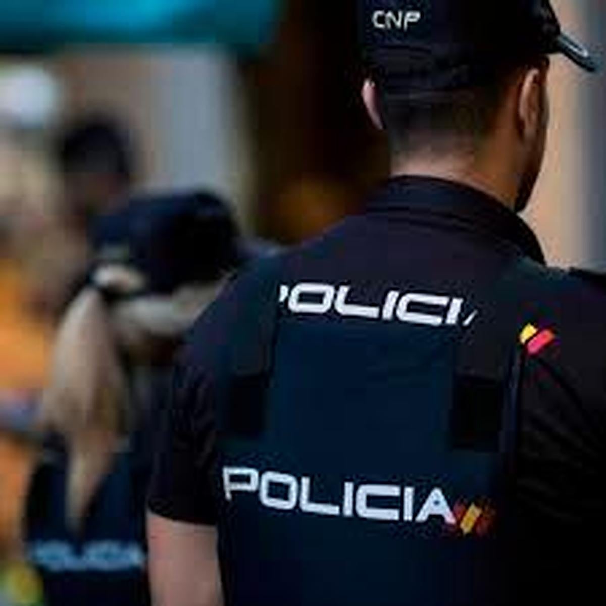 Una agentes de la Policía Nacional.