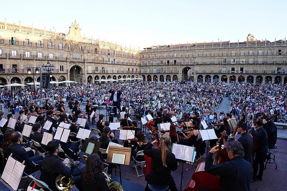 Orquesta Sinfónica Ciudad de Salamanca y Coro Ciudad de Salamanca en la Plaza Mayor.