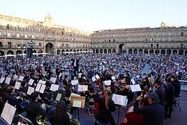 Orquesta Sinfónica Ciudad de Salamanca y Coro Ciudad de Salamanca en la Plaza Mayor.