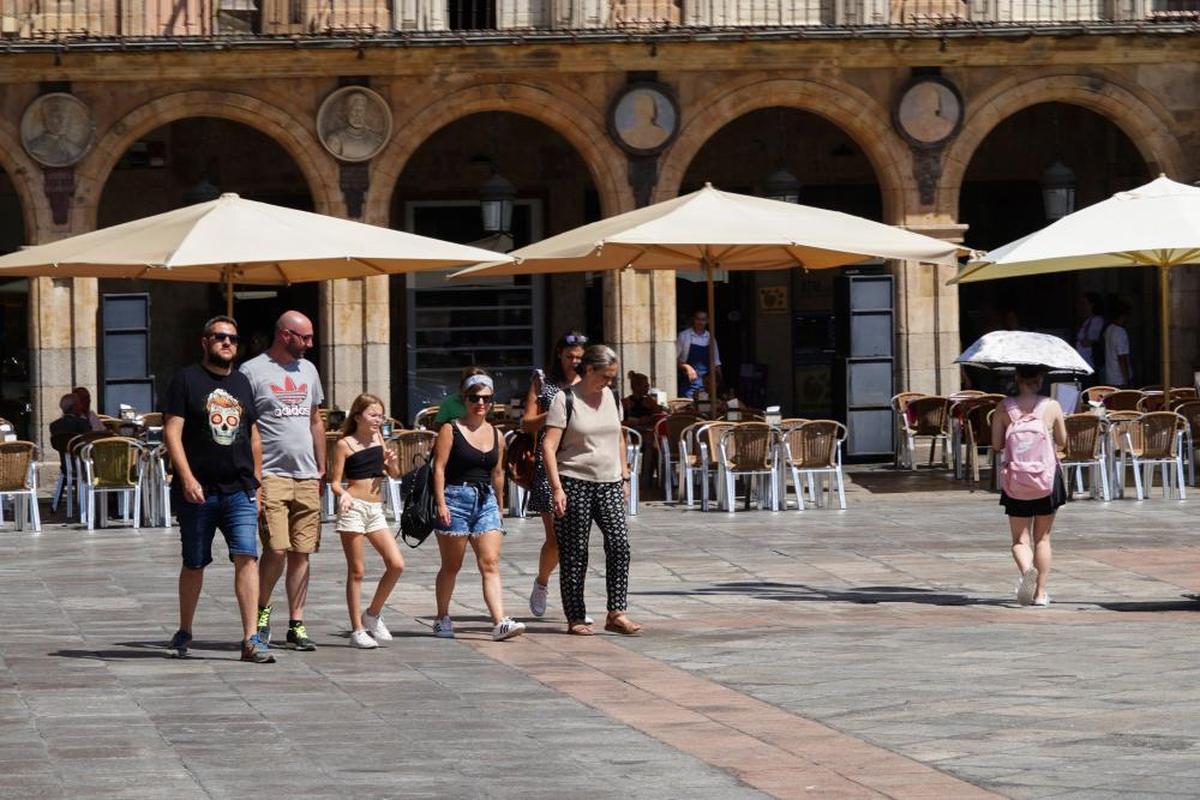 El calor deja temperaturas veraniegas en la Plaza Mayor de Salamanca.