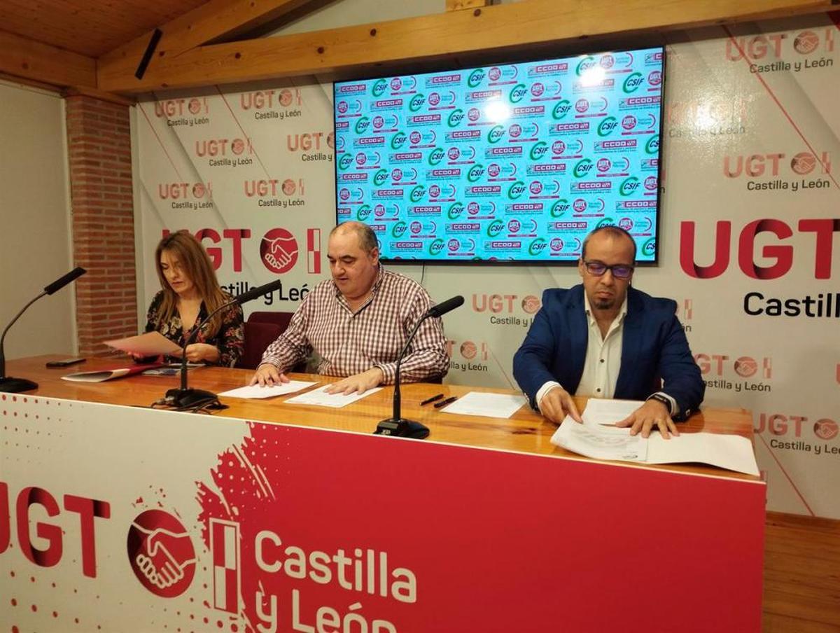 Ana Rosa Arribas, de CCOO; en el centro Tomás Pérez, de UGT, y a la derecha Enrique Vega, de CSIF.