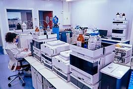 Interior de sala de laboratorio instrumental de ALS Aquimisa