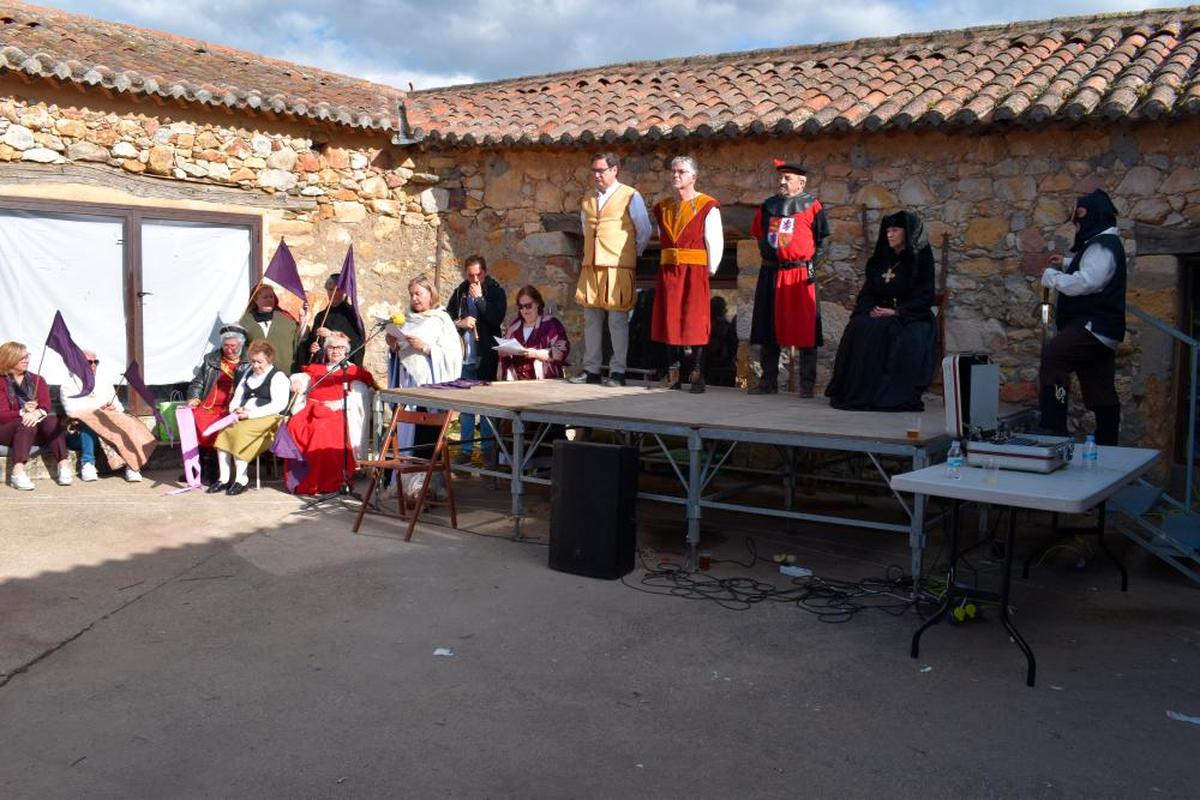 Los vecinos en la tradicional representación teatral de Los Comuneros en la localidad