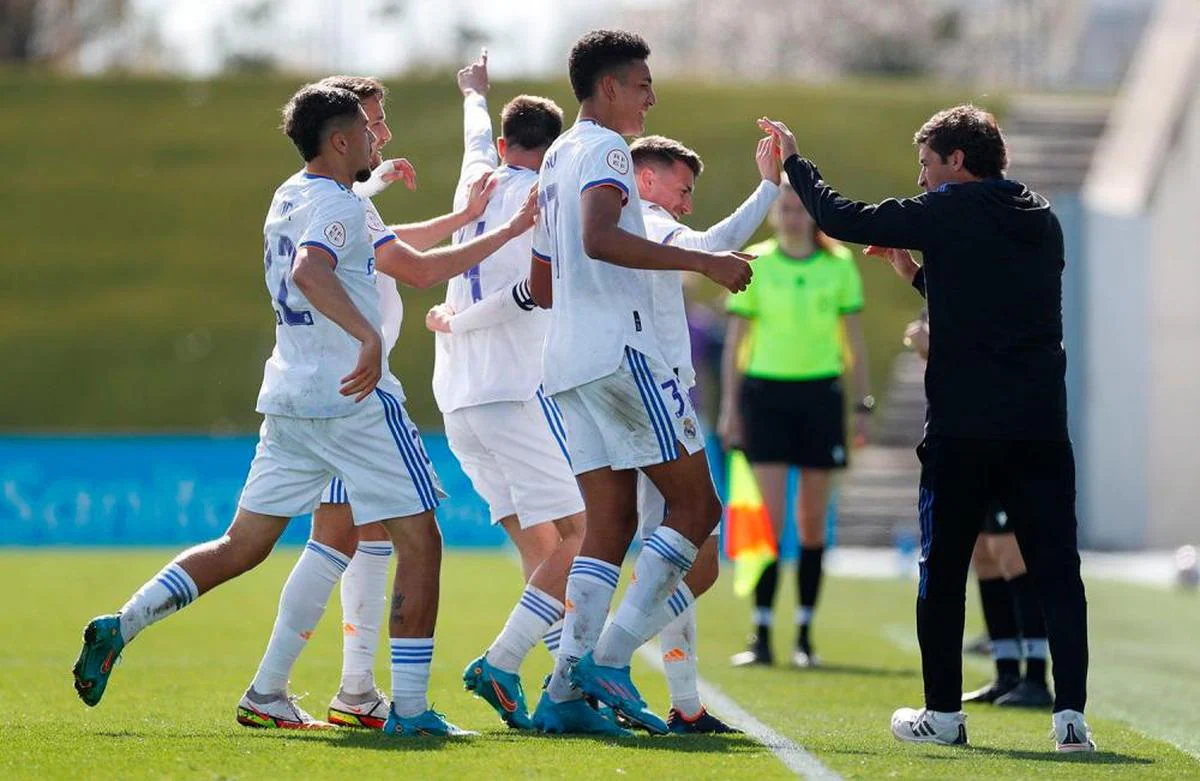 Raúl González celebra un gol con sus jugadores