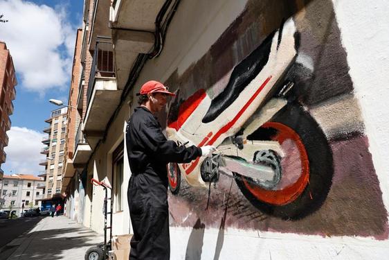 El joven artista Iván Floro, junto a su obra ‘Honda CBR ‘ en la 12ª Galería Urbana del barrio del Oeste.