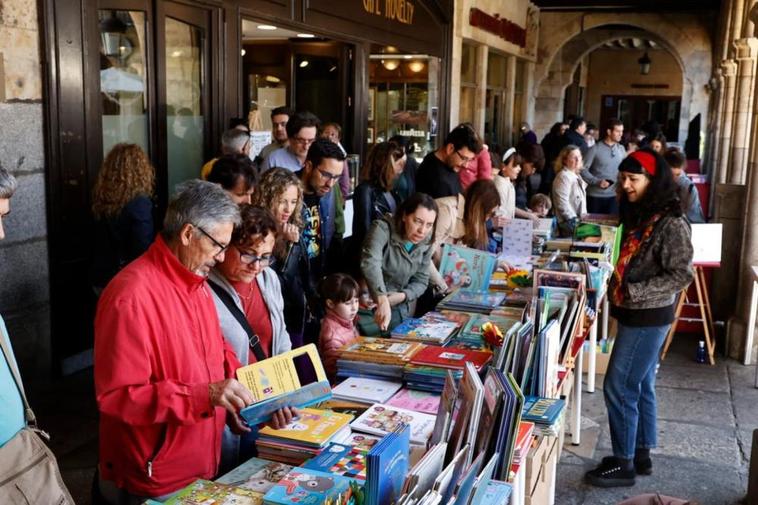 Grandes y pequeños disfrutan en la Feria del Libro que se ha apoderado de la Plaza Mayor