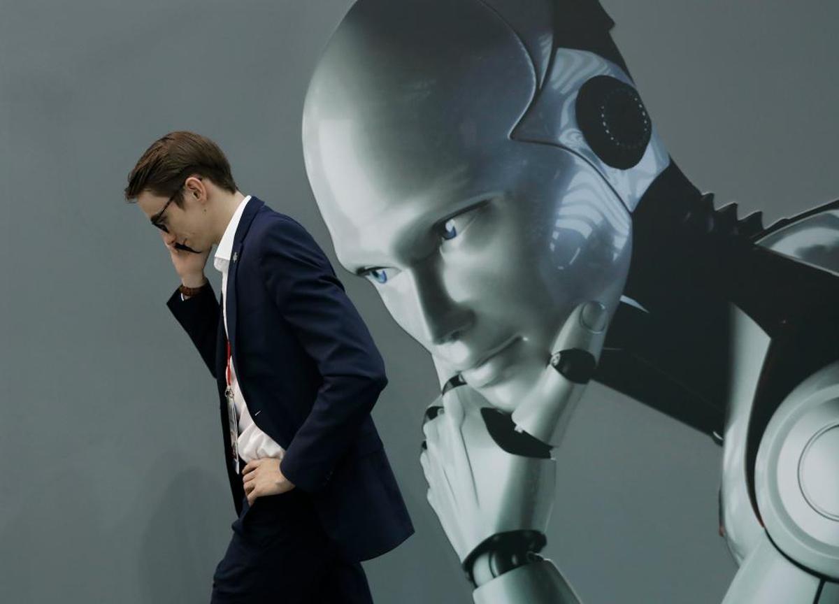 Un visitante del Mobile World Congress pasa por un stand de Inteligencia Artificial