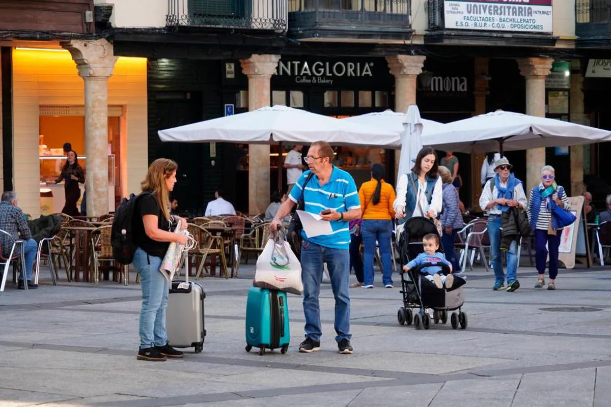 Turistas con maletas por la plaza del Corrillo
