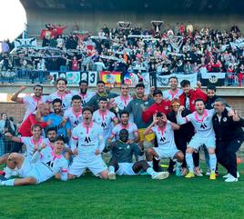 El Salamanca festeja la victoria en el Adolfo Suárez de Ávila el pasado sábado