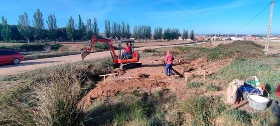 Operarios realizando las primeras intervenciones para la construcción de la planta de ósmosis inversa