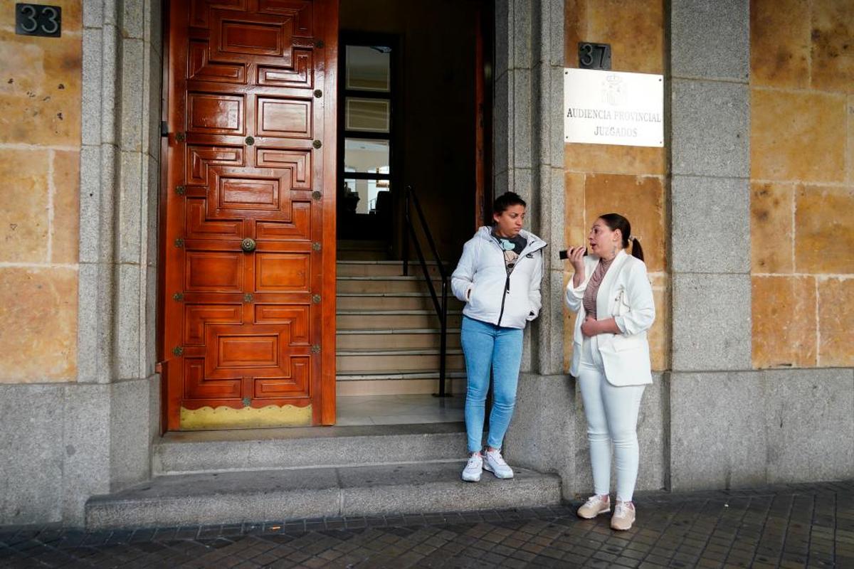 ‘La Samira’, viuda de ‘El Pepón’, a la izquierda en la entrada de la Audiencia