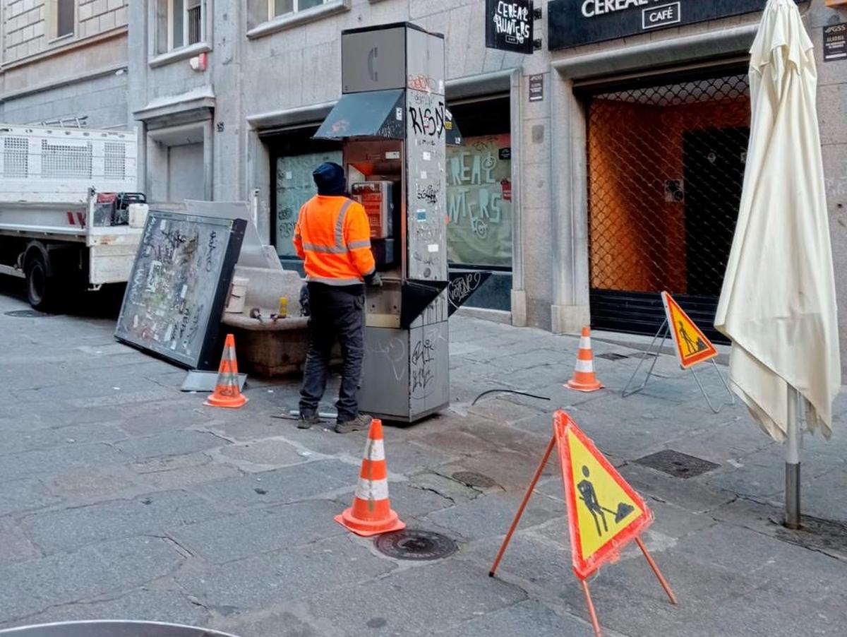 Un operario, desmantela la cabina de la calle Brocense