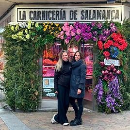 María y Estefanía posan ante el establecimiento familiar de la avenida de Portugal, que exhibe decoraciones variadas a lo largo del año.