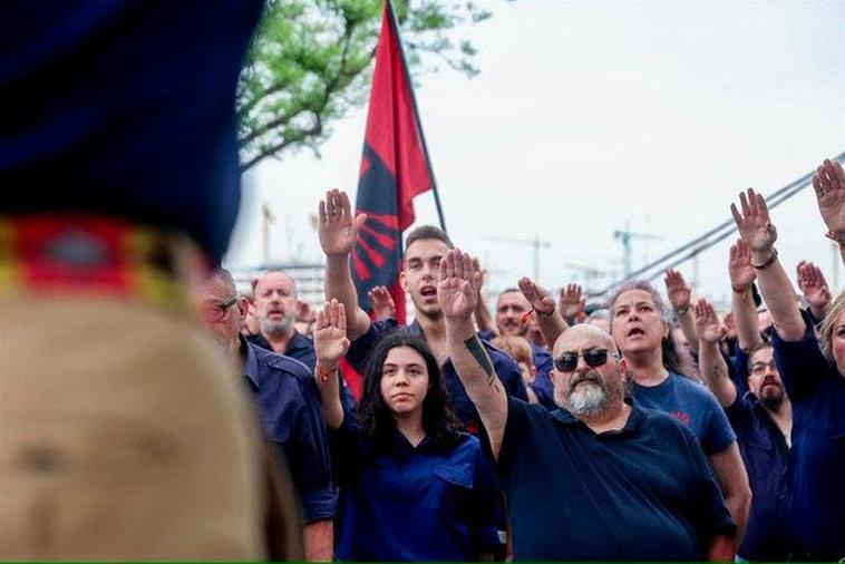 Partidos falangistas escoltados por la policía rinden homenaje a Primo de Rivera tras su exhumación
