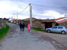 Varias vecinas paseando por una de las calles de Bercimuelle, entidad local menor de Puente del Congosto.