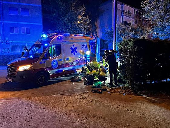 Un equipo del Samur atendiendo a los heridos en el lugar.