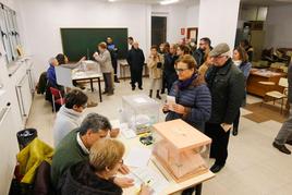 Una mesa electoral durante otras elecciones.