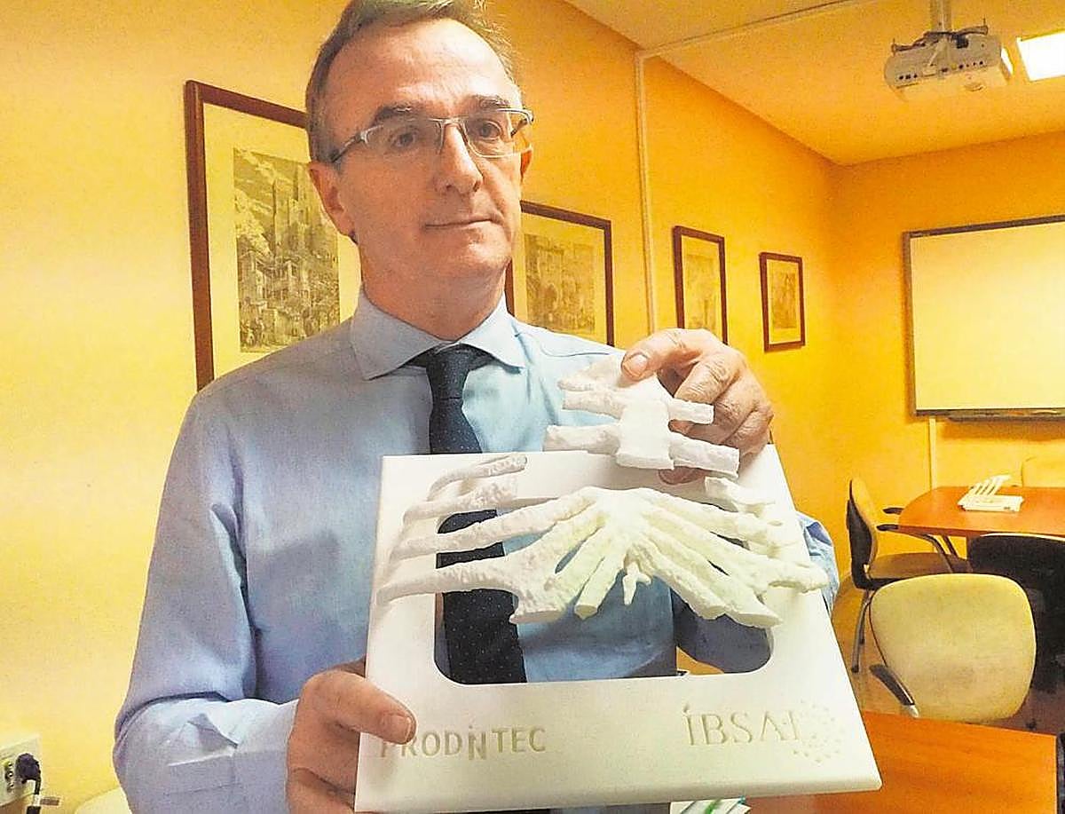 Marcelo Jiménez sostiene el molde de una caja torácica.