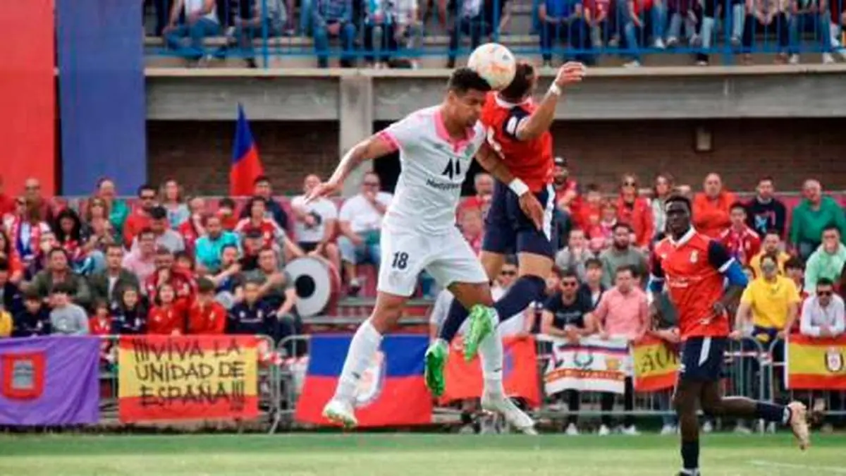 Tulio en la disputa de un balón con un jugador del Real Ávila.