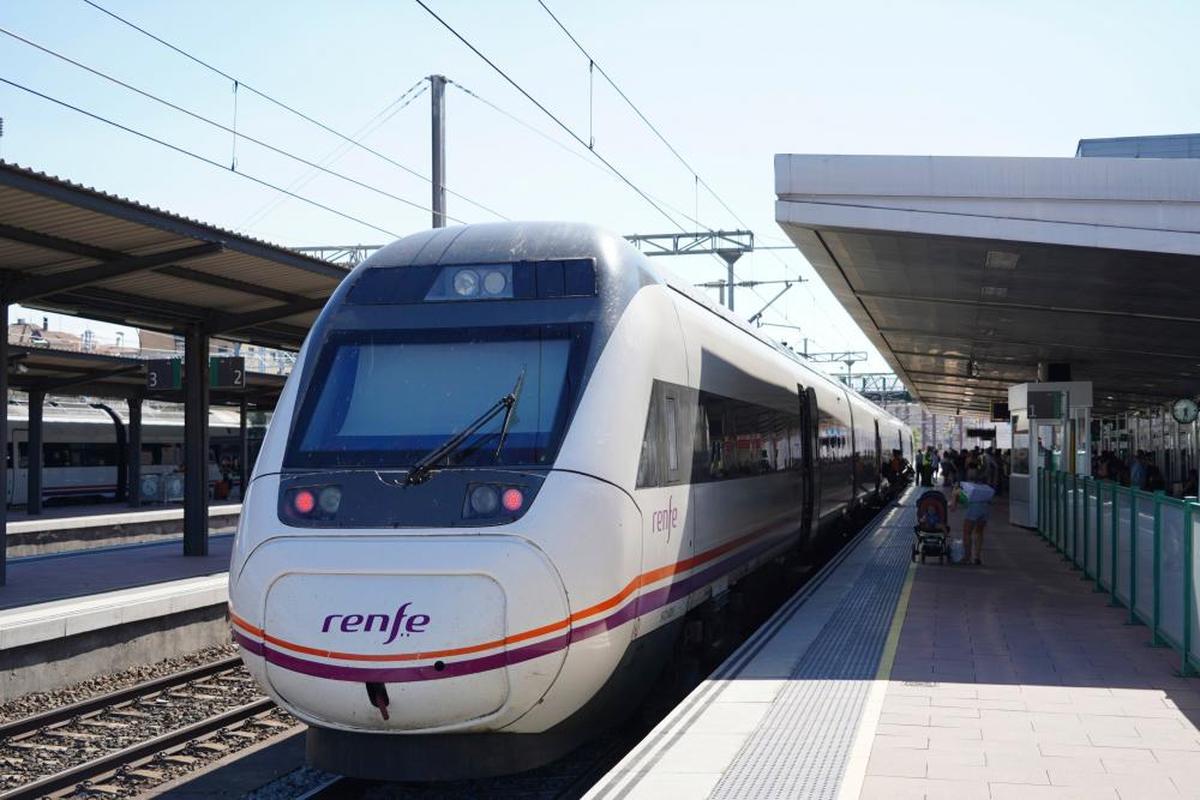 Imagen de un tren Alvia en la estación de Vialia, en Salamanca.