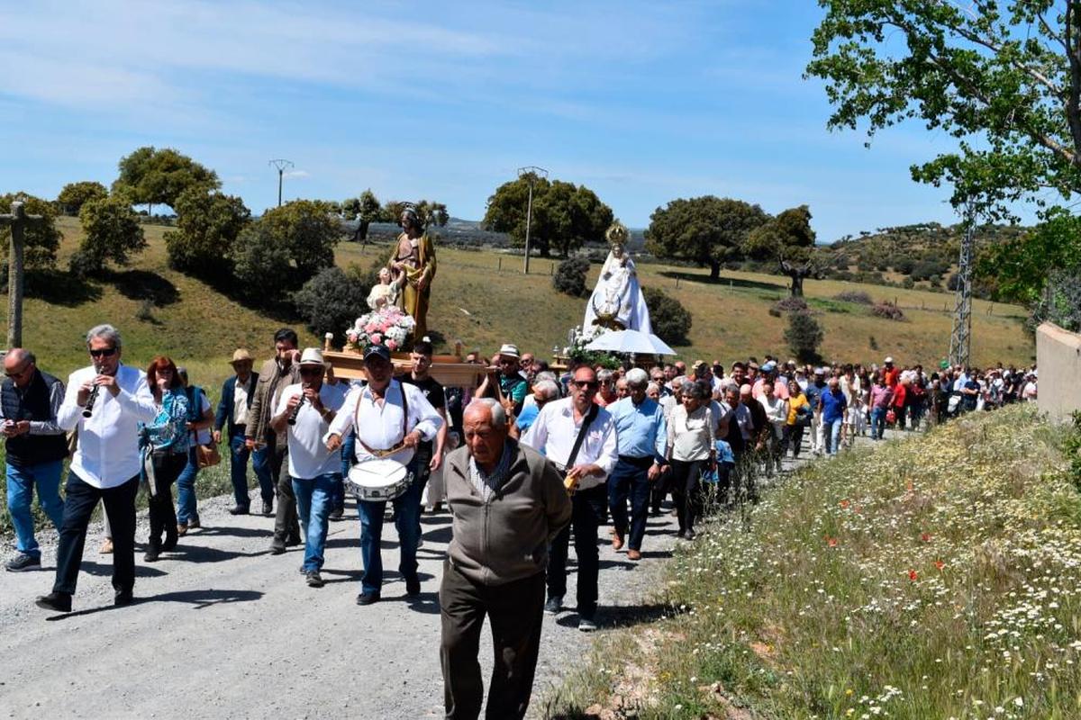 La procesión con las dos imágenes, en el entorno del santuario