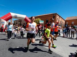 Corredores a la salida de la prueba absoluta en la plaza de España de Peñaranda de Bracamonte