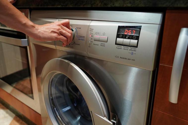 El compartimento desconocido de la lavadora que te ayudará a ahorrar y lavar mejor