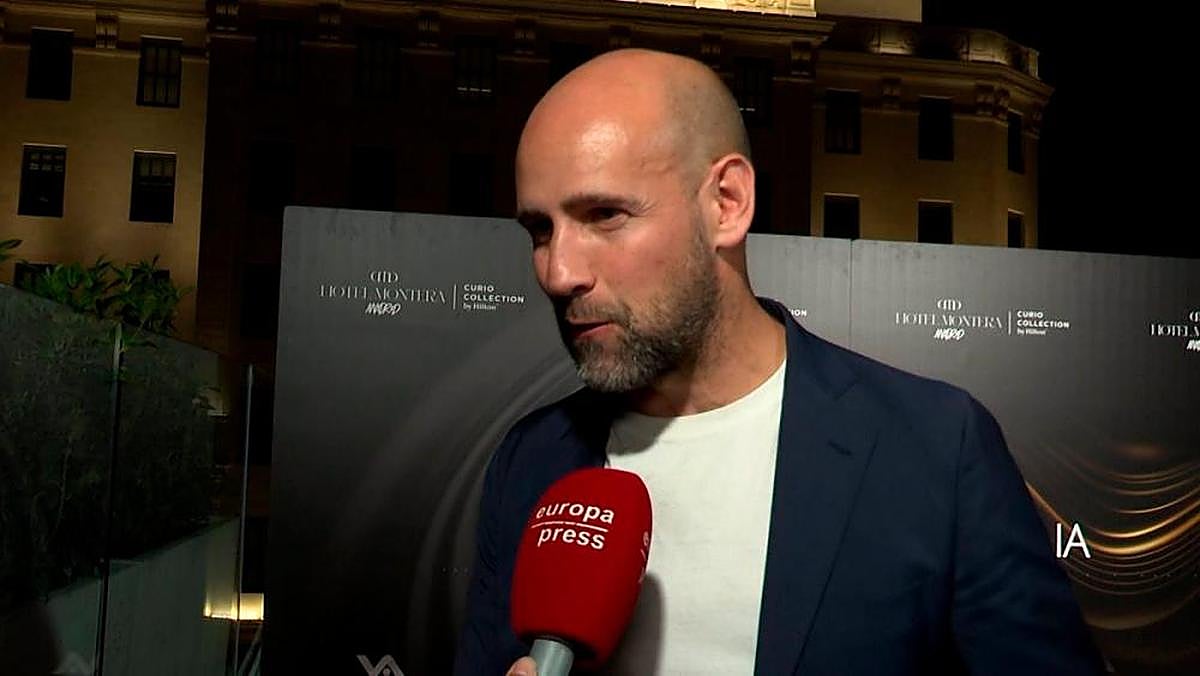 Gonzalo Miró contesta a la prensa en un evento de publicidad.