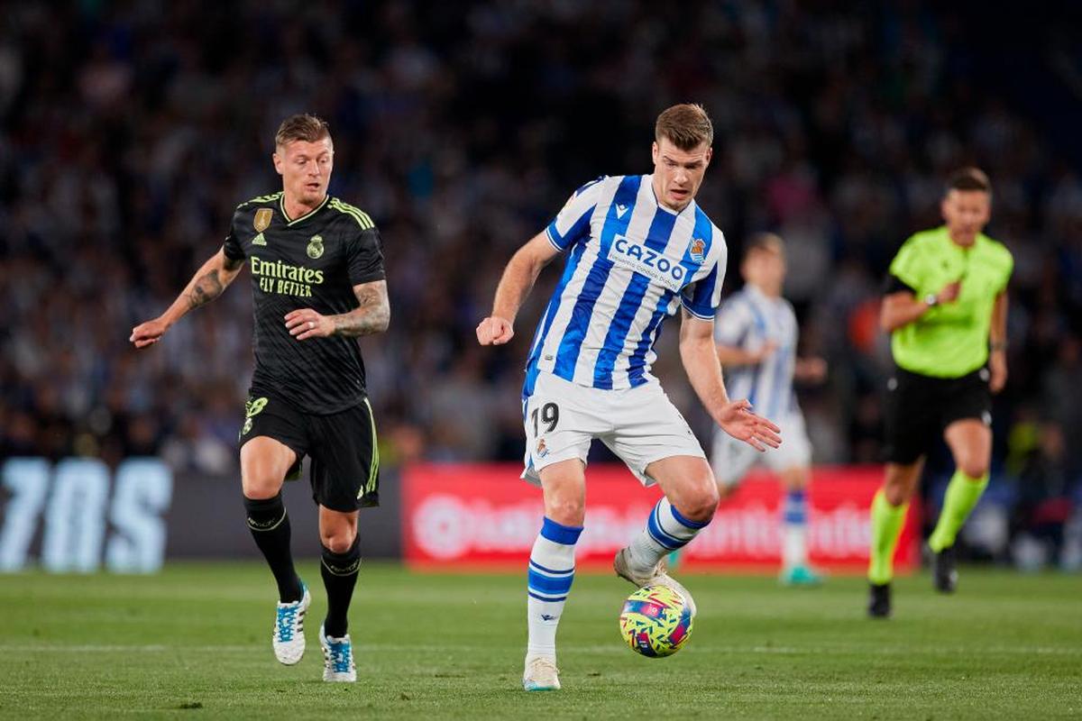 Alexander Sorloth y Toni Kroos por la disputa de un balón.