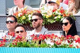 Sergio Ramos y Pilar Rubio, con gesto serio, pendientes del partido de Carlos Alcaraz.