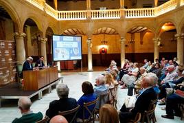 El profesor José Luis Herrero durante su conferencia en el Casino de Salamanca