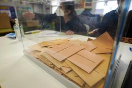 Una urna con papeletas en unas elecciones anteriores