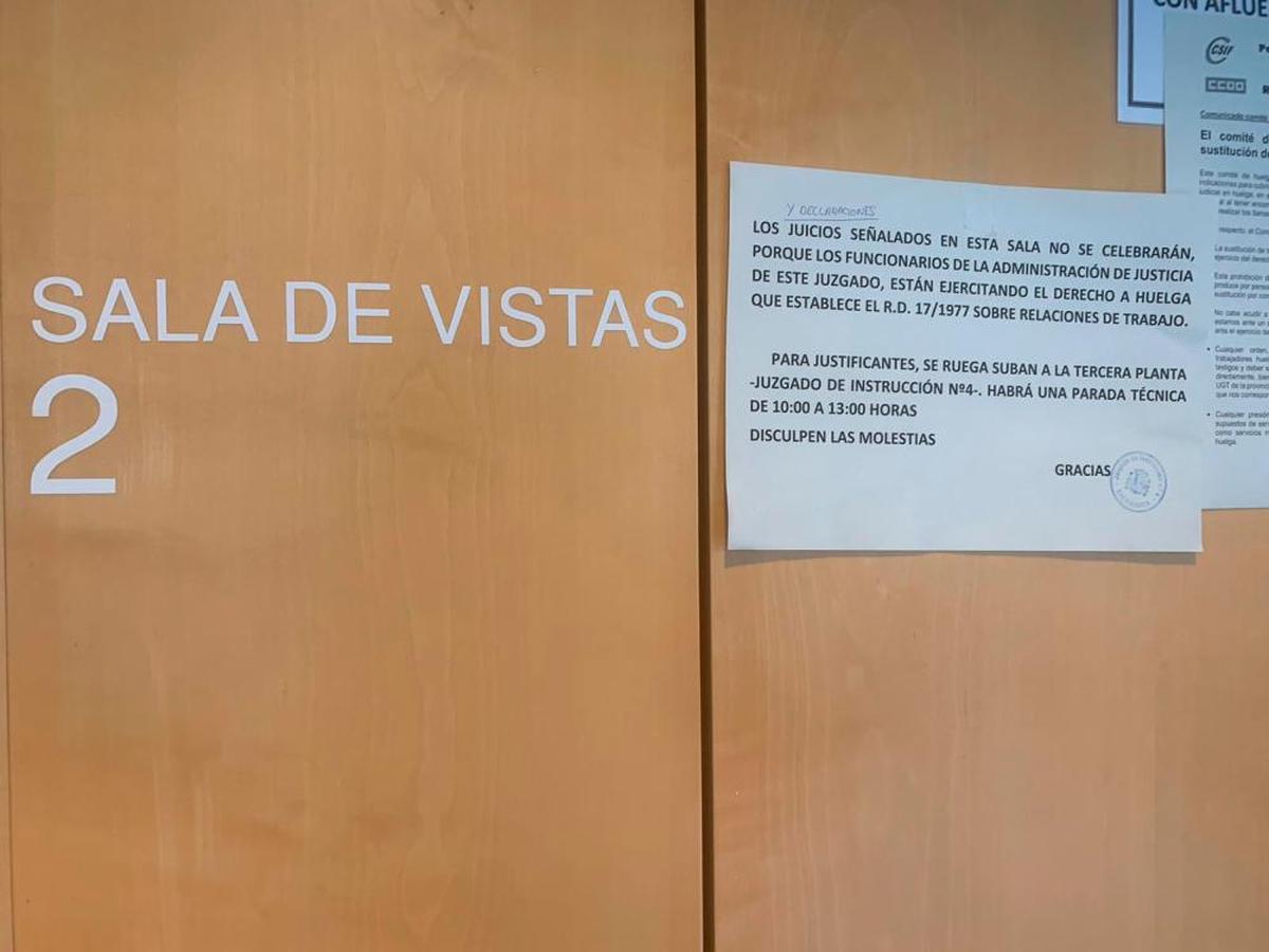 Carteles en la sala de vistas de los Juzgados de Colón de Salamanca. | L.G.
