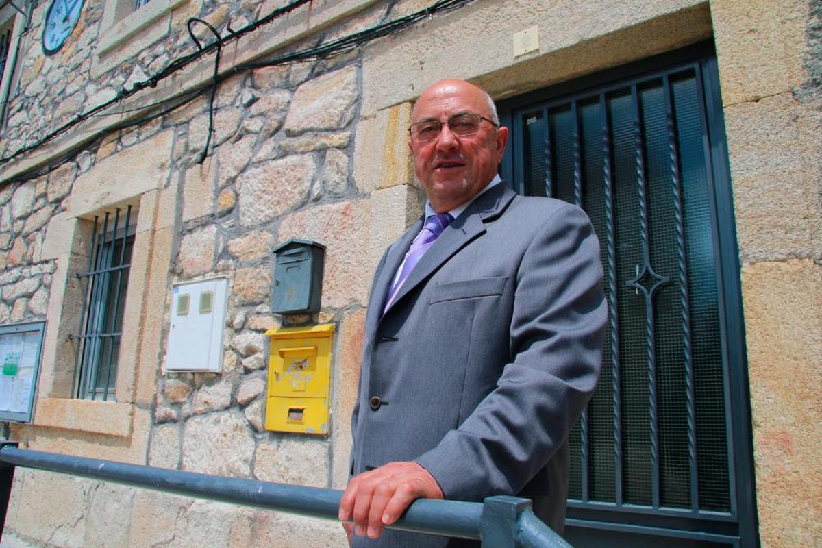 Celedonio Espinosa en la puerta del Ayuntamiento | EÑE