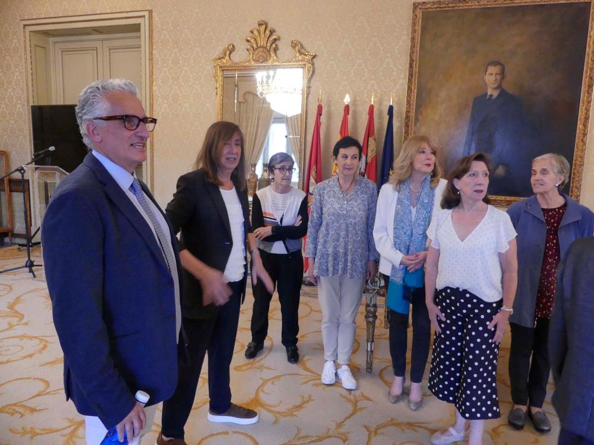 María José Fresnadillo recibió en el Ayuntamiento a la Asociación de Afectadas por Cáncer de Ovario y Ginecológico