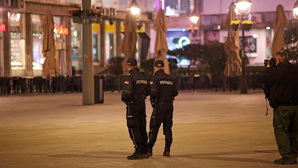 Dos agentes de la policía serbia en el lugar de los hechos.