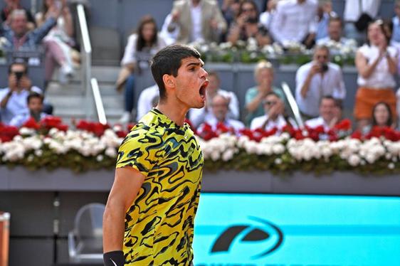 Carlos Alcaraz se impone con trabajo al alemán Struff y reedita su título en Madrid