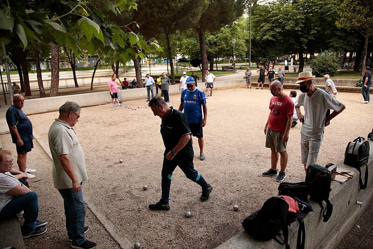 Los mayores que juegan en el parque Picasso reclamaban baños públicos