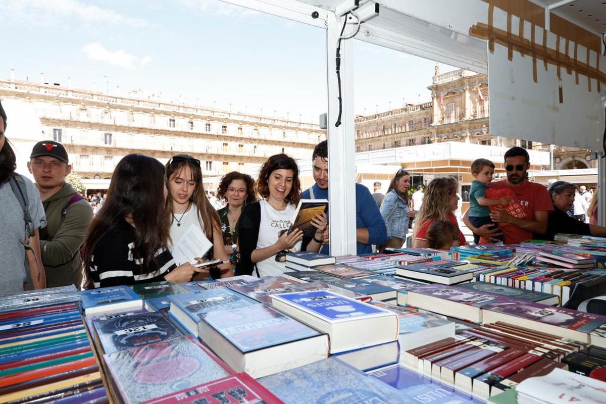 Algunos de los salmantinos que se acercaron a los estands colocados en la Feria del Libro