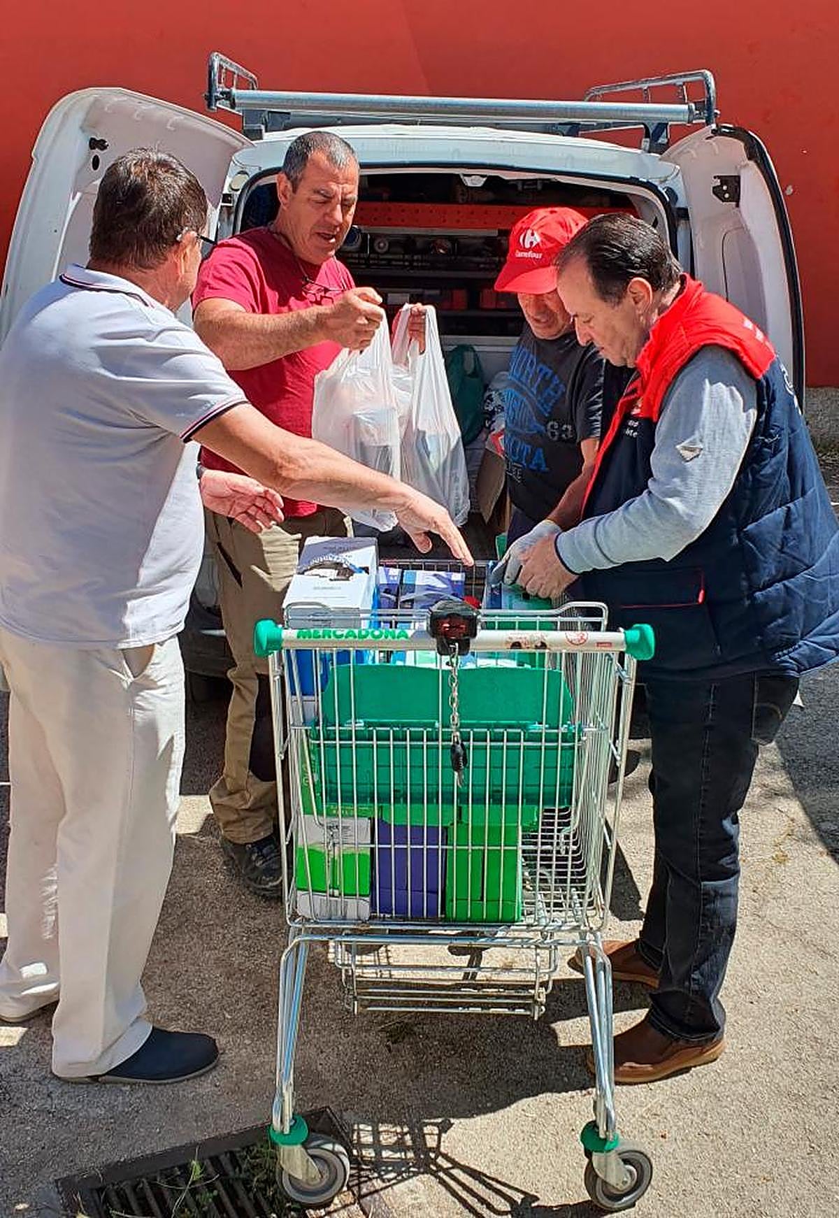 Entrega de los alimentos de Candelario a  San José Artesano