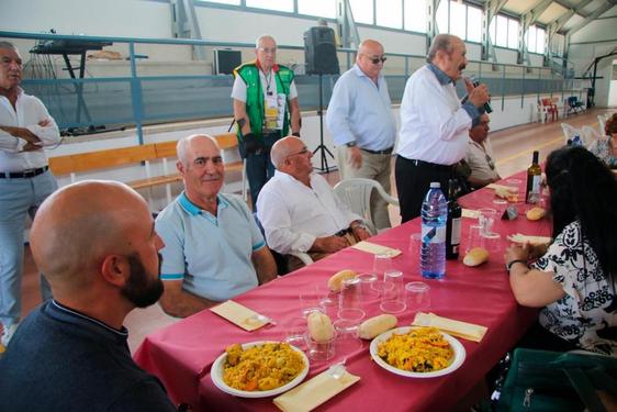 Silvestre Sánchez Sierra dirigiéndose a los vecinos de Aldearrodrigo en el pabellón en el que compartieron la degustación de una paella